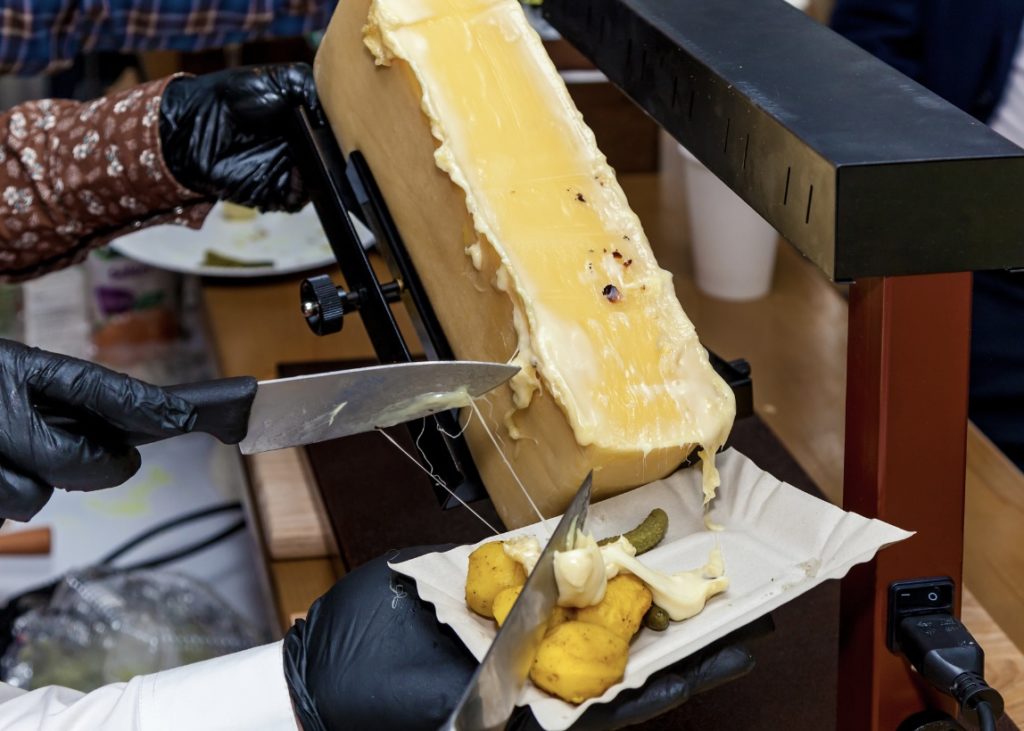 Fromages étrangers de la Suisse: la Raclette, fromage emblématique des montagnes !